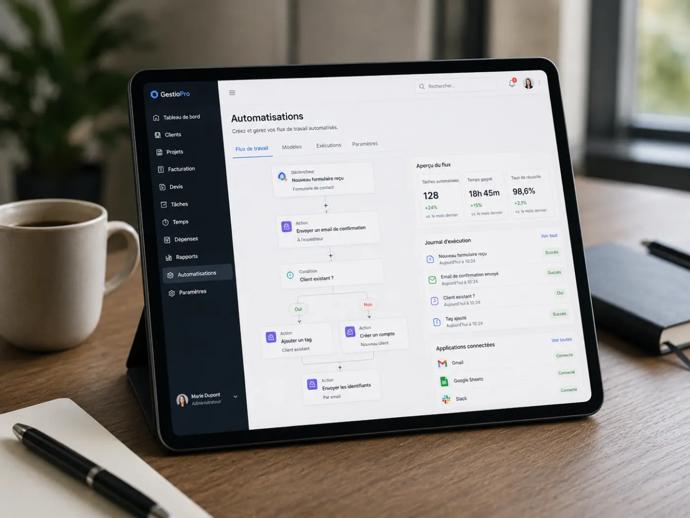 Une tablette avec un flux d’automatisation : formulaire, e-mail, puis CRM